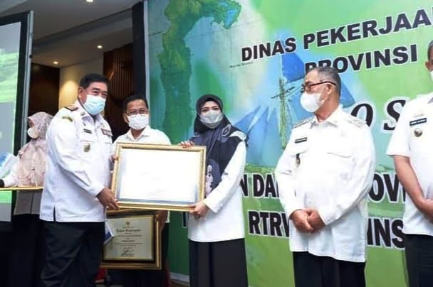 Wakil Bupati Hj Suhartina Bohari Menerima Penghargaan Terbaik Bidang Penataan Ruang