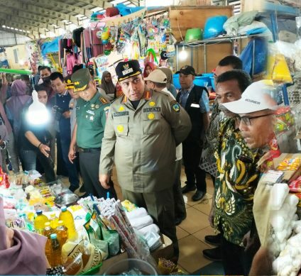 Bupati Maros, HAS Chaidir Syam bersama Wabup, Hj Suhartina Bohari melakukan inspeksi ke Pasar Tramo. (Dok.Ist)