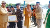 Tujuh Pemuda Berprestasi Kabupaten Maros Terima Penghargaan dari Bupati.