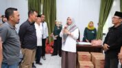Wabup Hj Suhartina Bohari Secara Simbolis Salurkan Bantuan Pangan Bagi Masyarakat Berpenghasilan Rendah dan Keluarga Risiko Stunting