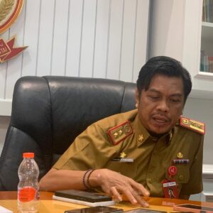 Penjabat (PJ) Sekda Makassar, Firman Hamid Pagarra saat ditemui di ruang kerjanya, Senin (13/5/2024). (Rakyat News/Dwiki).