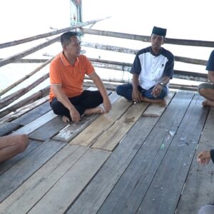 Bantuan Relawan Andi Bebas Manggazali untuk Nelayan Dusun Kampung Baru.