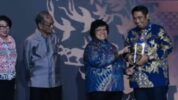 Bupati Maros Menerima Penghargaan Piala Adipura 2022