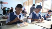 Siswa SMP 1 Makassar Sedang Menyantap Makan Bergizi Gratis