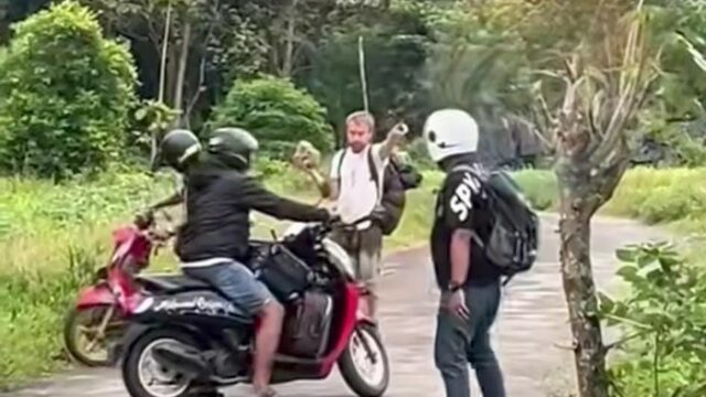 Potret Turis Polandia Mengancam Lempar Batu ke Warga Maros