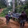 Untuk Mencapai Kecamatan Seko, Petugas PLN Memobilisasi Material Melalui Medan Berat dan Sungai Serta Menempuh Perjalanan Sejauh 530 Kilometer (Km) Selama 15 Jam Dari Kota Makassar