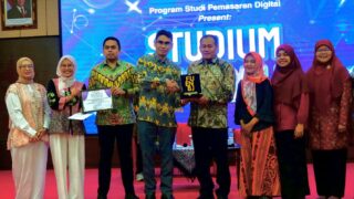 Program Studi Pemasaran Digital Fakultas Ekonomi dan Bisnis Universitas Negeri Jakarta (FEB-UNJ) Menggelar Studium Generale Bertema “Tantangan Perlindungan Konsumen di Era Digital”, Bertempat di Aula Latief Hendraningrat, Gedung Dewi Sartika, Kampus UNJ.