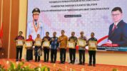 Bupati Maros Chaidir Syam menerima penghargaan dari Badan Pengawas Obat dan Makanan (BPOM) RI atas kinerja terbaik dalam pengawasan obat dan makanan di daerah.